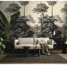 Wohnzimmer mit Sofa, Tisch und Fototapete mit Dschungelmotiv