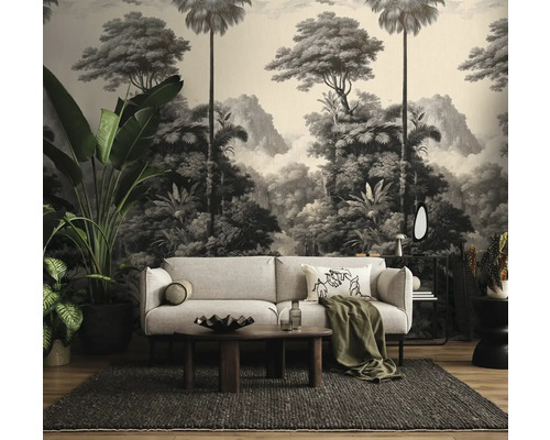 Wohnzimmer mit Sofa, Tisch und Fototapete mit Dschungelmotiv
