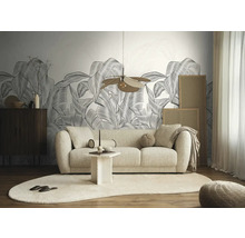 Wohnzimmer mit Sofa, Tisch, Teppich und botanischer Tapete