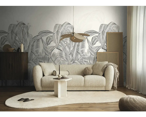 Wohnzimmer mit Sofa, Tisch, Teppich und botanischer Tapete