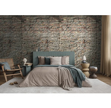 Ein Schlafzimmer mit Backsteinmauer, Bett, Stuhl und Beistelltischen für eine gemütliche Atmosphäre.