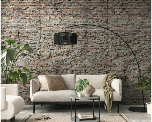 Wohnzimmer mit Sofa, Stehlampe und Ziegelwand