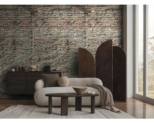Wohnzimmer mit Sofa, Tisch, Kommode, Raumteiler und Backstein Tapete