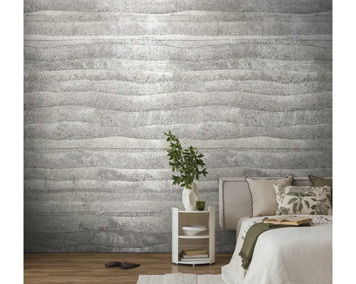 Schlafzimmer mit einer grauen Tapete mit horizontalen Wellenlinien an der Wand
