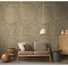 Wohnzimmer mit Sofa vor einer Wand mit kreisförmigem Seildesign-Tapete