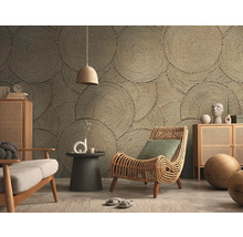 Wohnzimmer mit Tapete mit Kreismuster, Rattansessel und Holzmöbeln