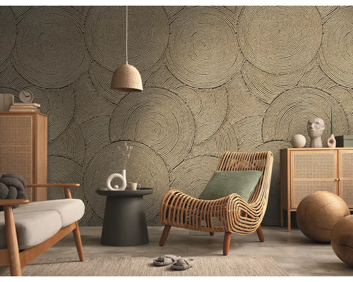 Wohnzimmer mit Tapete mit Kreismuster, Rattansessel und Holzmöbeln
