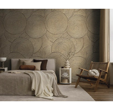 Schlafzimmer mit Bett, Stuhl und Wandtapete mit Kreismuster