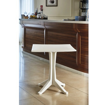 Kleiner Bistrotisch aus Kunststoff vor einer Holztheke in einem hellen, gefliesten Raum.