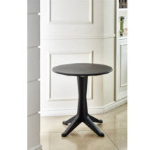 Runder Bistrotisch aus schwarzem Kunststoff mit einem vierteiligen Standfuß in einem hellen, klassisch gestalteten Raum mit Wandleisten.