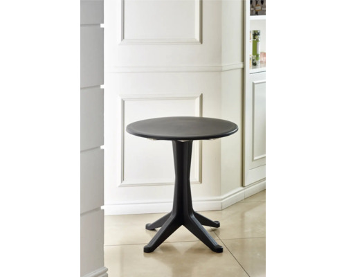 Runder Bistrotisch aus schwarzem Kunststoff mit einem vierteiligen Standfuß in einem hellen, klassisch gestalteten Raum mit Wandleisten.