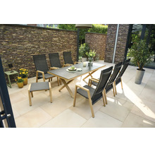 Moderne Garten-Sitzgruppe auf einer hellen Terrasse bestehend aus einem Esstisch mit Holzgestell, sechs Hochlehner-Stühlen und einem Fußhocker.