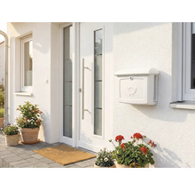 Hausfassade mit Briefkasten, Haustür und Fenster