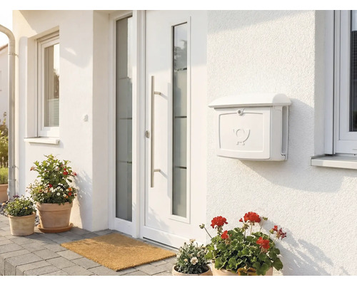 Hausfassade mit Briefkasten, Haustür und Fenster