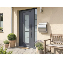 Hausfassade mit Haustür, Briefkasten und Bank