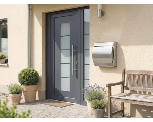 Hausfassade mit Haustür, Briefkasten und Bank