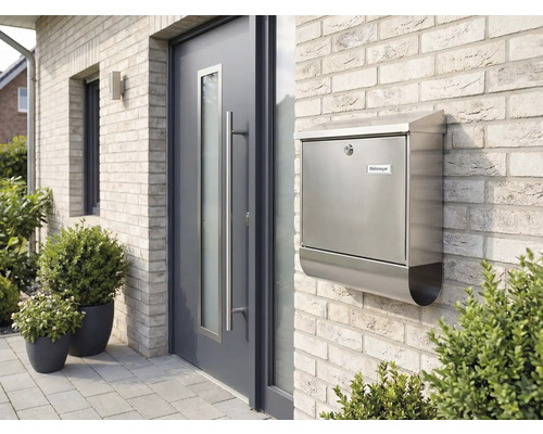 Hausfassade mit Briefkasten und Haustür