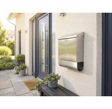 Briefkasten aus Edelstahl an einer Hauswand neben einer Haustür