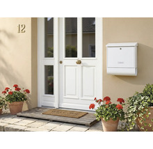 Eingangsbereich mit Haustür, Briefkasten und Blumentöpfen