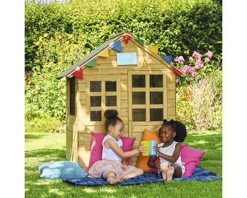 Spielhaus aus Holz mit zwei spielenden Kindern im Garten.