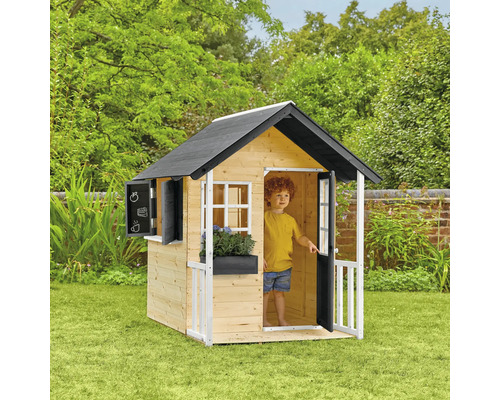 Spielhaus aus Holz mit Fenster, Tür und Kreidetafel im Garten