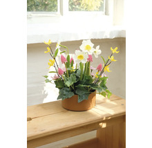 Gesteck mit Narzissen, Traubenhyazinthen und künstlichen Blättern im Topf