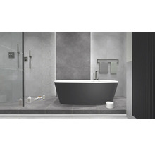 Modernes Badezimmer mit freistehender Badewanne, Dusche und Handtuchwärmer