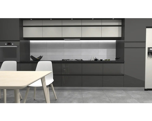 Moderne Küche mit Einbauschränken, Tisch und Stühlen