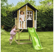 Spielhaus aus Holz mit Rutsche, Leiter und Kreidetafel im Garten mit zwei Kindern