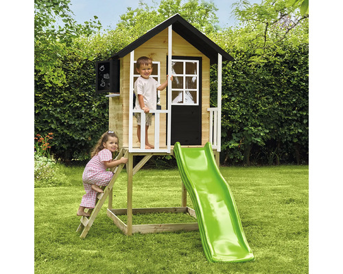Spielhaus aus Holz mit Rutsche, Leiter und Kreidetafel im Garten mit zwei Kindern