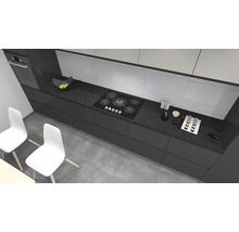 Küchenszene mit Küchenmöbeln, Kochfeld, Spüle und Geschirr