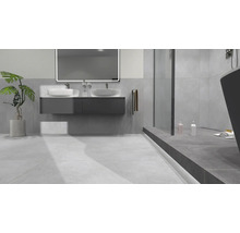 Modernes Badezimmer mit Waschtisch, Spiegel, Dusche und Badewanne.