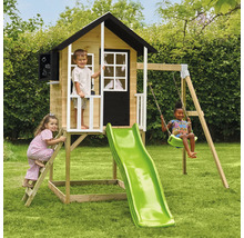 Spielhaus mit Rutsche und Schaukel im Garten mit spielenden Kindern.