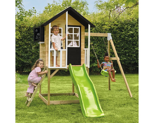 Spielhaus mit Rutsche und Schaukel im Garten mit spielenden Kindern.