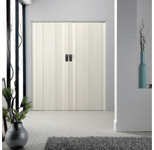 Weiße Falttür mit Griffen in einem hellen Raum.