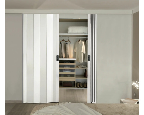 Offener Kleiderschrank mit weißer Schiebetür im Schlafzimmer