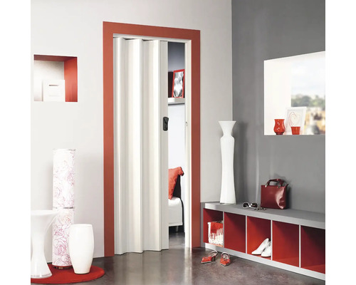 Raumansicht mit einer weißen Falttür mit braunem Rahmen