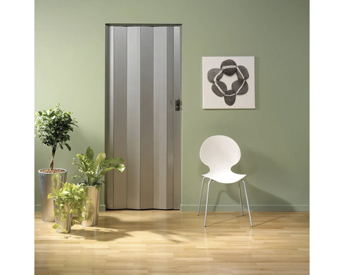 Innenraum mit Falttür, weißem Stuhl und Dekoration