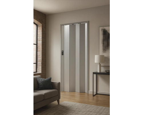 Zusammenfaltbare Tür in einem Wohnraum mit Sofa und Tischlampe.