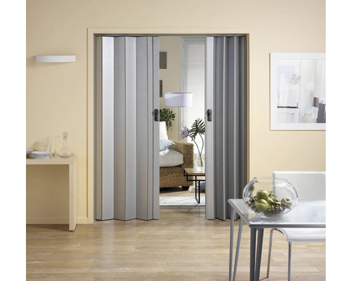 Raumansicht mit einer grauen Falttür als Raumteiler.