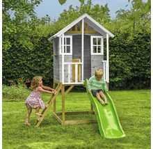 Spielhaus mit Rutsche und Leiter für Kinder im Garten