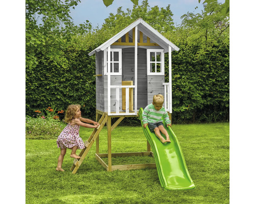 Spielhaus mit Rutsche und Leiter für Kinder im Garten