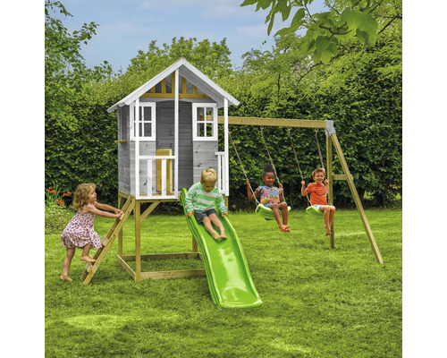 Spielplatz mit Spielhaus, Rutsche und Schaukel für Kinder im Garten.