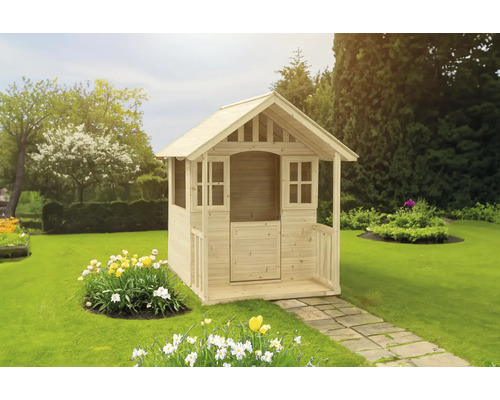 Holzspielhaus im Garten mit Blumen und gepflastertem Weg