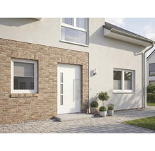 Außenansicht eines Hauses mit Eingangstür und Fenstern