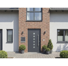 Fassade eines Hauses mit Haustür, Fenstern, Briefkasten und Außenleuchten