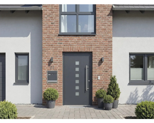 Fassade eines Hauses mit Haustür, Fenstern, Briefkasten und Außenleuchten