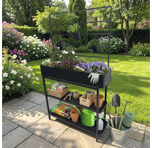 Gartenregal mit Bepflanzung und Gartenzubehör im Garten