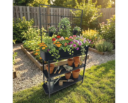 Gartenregal mit Pflanzkasten, Ablageflächen und Rankgitter mit bunten Blumen und Gartenzubehör im Garten