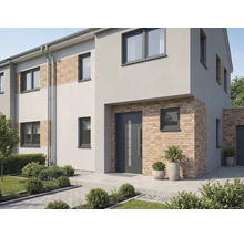 Modernes Haus mit grauer Haustür, Fenstern und Fassade mit Ziegelsteinelementen